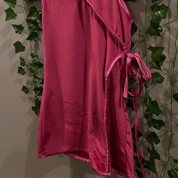 velvet hot pink wrap dress Velma Halloween toddler 🌸☁️🩷 (150) - Picture 3 of 5